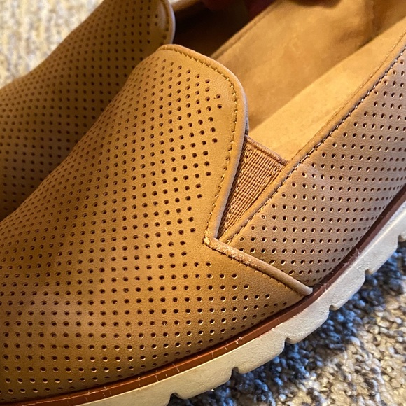 Easy Spirit Women's Tan Perforated Loafers 8 wide - Picture 5 of 6